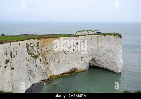 Les enfants de l'école non identifiables sur un voyage d'études à Old Harry Rocks Swanage Dorset Studland, Royaume-Uni. 15 Nov 2019. Banque D'Images