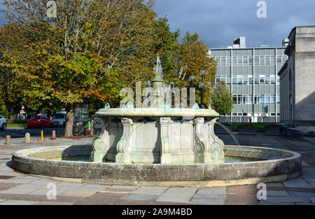 Fontaine à l'extérieur de la City Art Gallery, Southampton, Hampshire, Royaume-Uni Banque D'Images