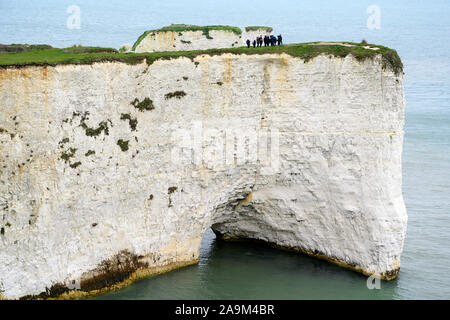 Les enfants de l'école non identifiables sur un voyage d'études à Old Harry Rocks Swanage Dorset Studland, Royaume-Uni. 15 Nov 2019. Banque D'Images