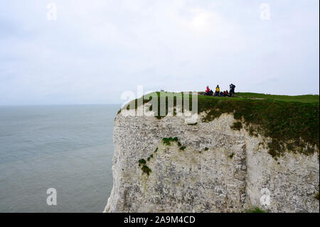 Les enfants de l'école non identifiables sur un voyage d'études à Old Harry Rocks Swanage Dorset Studland, Royaume-Uni. 15 Nov 2019. Banque D'Images