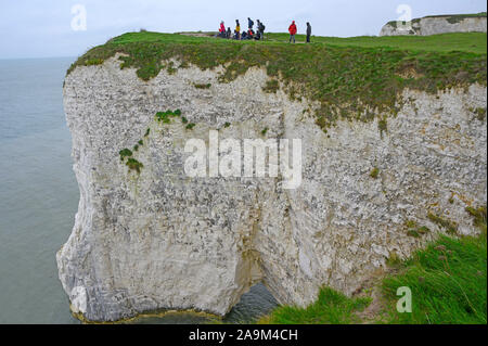 Les enfants de l'école non identifiables sur un voyage d'études à Old Harry Rocks Swanage Dorset Studland, Royaume-Uni. 15 Nov 2019. Banque D'Images