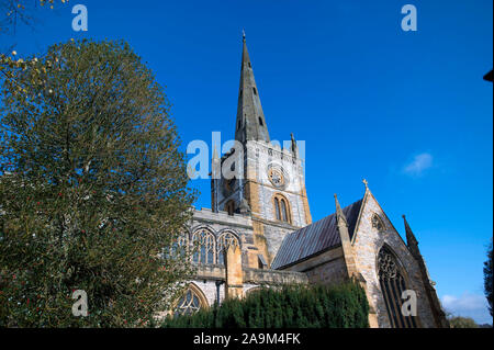 L'église Holy Trinity, lieu de sépulture de William Shakespeare, sur la rivière Avon à Stratford upon Avon, Warwickshire, sur 3 Nov 2019. Banque D'Images