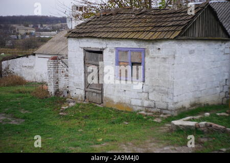 Ancien hangar en pierre avec des fissures dans les murs. Mouvements en bâtiments en maçonnerie. Déformation de walling. Banque D'Images