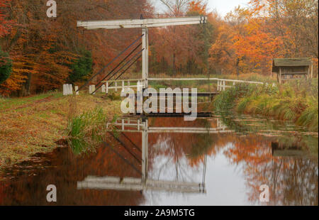 Petit pont-levis en bois sur un canal, dans un paysage d'automne près de Veenhuizen aux Pays-Bas Banque D'Images