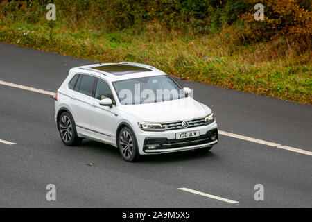 2019 blanc VW Volkswagen Tiguan R-Line TSI EVO S-A ; circulation automobile britannique, transport, véhicules modernes, voitures berline, En direction du sud sur l'autoroute M61 à 3 voies. Banque D'Images