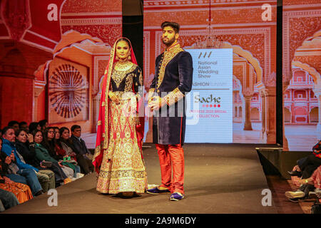 Londres, Royaume-Uni. 16 Nov, 2019. Oorvi Designers Desai, Yax conçoit, Sashe, Manoj Makwana Rehana, Basheer, Seema ailleurs, à l'Asian Wedding Show au Novotel, à Hammersmith, l'Inde 2019 Fashion Week Londres le 16 au 17 novembre 2019. La célébration de la mode indienne présentera et créateurs de mode de premier plan à venir de partout en Inde et au-delà.Paul Quezada-Neiman/Alamy Live News Crédit : Paul/Quezada-Neiman Alamy Live News Banque D'Images