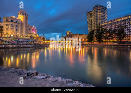 Le Canal du Danube à Vienne la nuit, Vienne, Autriche Banque D'Images