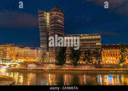 Le Canal du Danube à Vienne la nuit, Vienne, Autriche Banque D'Images