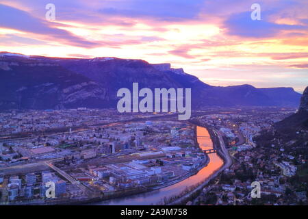 Alpes et la ville de Grenoble ville de Fort de la Bastille, au crépuscule, en France Banque D'Images