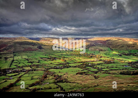 UK,Derbyshire, Peak District, de la municipalité de Hollins, traverser la vallée de Edale à Kinder Scout. Banque D'Images