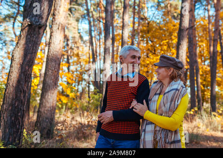 Marche d'automne. Couple à l'automne parc. Heureux l'homme et de la femme de parler et de détente en plein air Banque D'Images