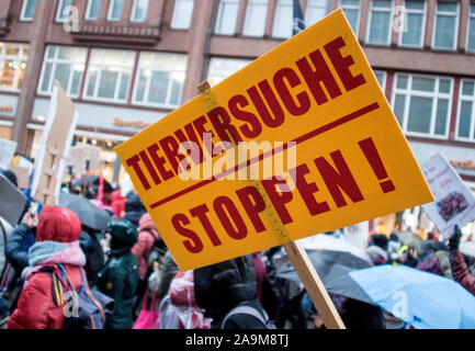 16 novembre 2019, Hambourg : les participants d'une manifestation contre l'expérimentation animale à Hambourg à pied à travers le centre ville et maintenir en place un panneau disant 'Stop à l'expérimentation animale". Selon la police, environ 13 000 personnes ont manifesté à Hambourg pour un terme à l'expérimentation animale et la fermeture des laboratoires de l'animal. (Dpa 'protecteurs des animaux démontrent à Hambourg contre laboratoire controversé') Photo : Daniel Bockwoldt/dpa Banque D'Images