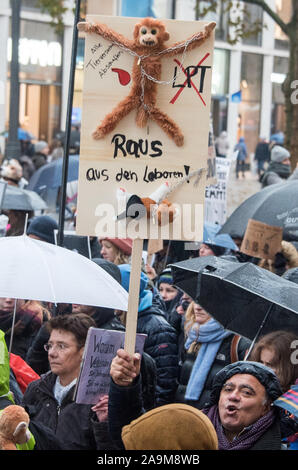 16 novembre 2019, Hambourg : les participants d'une manifestation contre l'expérimentation animale à Hambourg à pied à travers le centre ville et tenir une pancarte avec l'inscription "sortir des laboratoires' avec un singe liée à la chaîne en tissu. Selon la police, environ 13 000 personnes ont manifesté à Hambourg pour un terme à l'expérimentation animale et la fermeture des laboratoires de l'animal. (Dpa 'protecteurs des animaux démontrent à Hambourg contre laboratoire controversé') Photo : Daniel Bockwoldt/dpa Banque D'Images