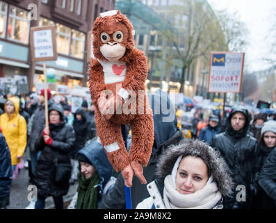 16 novembre 2019, Hambourg : les participants d'une manifestation contre l'expérimentation animale errent dans le centre-ville de Hambourg et de maintenir en place un singe en tissu avec des sparadraps. Selon la police, environ 13 000 personnes ont manifesté samedi à Hambourg pour un terme à l'expérimentation animale et la fermeture des laboratoires de l'animal. (Dpa 'protecteurs des animaux démontrent à Hambourg contre laboratoire controversé') Photo : Daniel Bockwoldt/dpa Banque D'Images