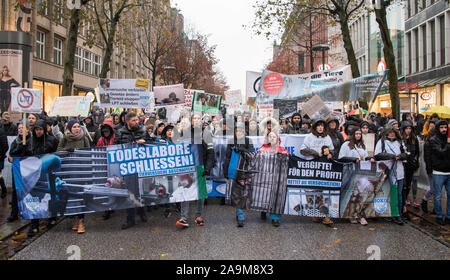 16 novembre 2019, Hambourg : les participants d'une manifestation contre l'expérimentation animale dans Hambourg tirer avec des banderoles avec l'inscription 'Todeslaborore fermer ! Abolir l'expérimentation animale' (l) et 'empoisonné pour le bénéfice ! Enregistrer le test 'animaux' à travers le centre ville. Selon la police, environ 13 000 personnes ont manifesté à Hambourg pour un terme à l'expérimentation animale et la fermeture des laboratoires de l'animal. (Dpa 'protecteurs des animaux démontrent à Hambourg contre laboratoire controversé') Photo : Daniel Bockwoldt/dpa Banque D'Images