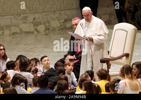 Vatican, Cité du Vatican, 16 janvier 2019. Pape Francis assiste à un public à la communauté de Rome's' Bambino Gesù (Enfant Jésus) Hôpital pédiatrique à la salle Paul VI. Credit : Riccardo De Luca - Mettre à jour les images/Alamy Live News Banque D'Images