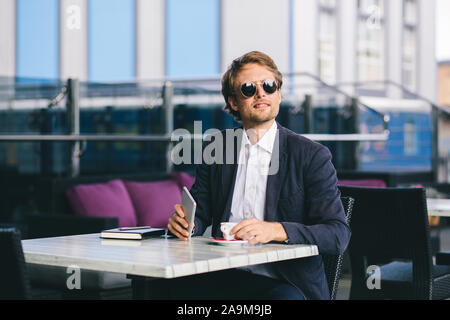 La réussite d'un chef est sorti pour déjeuner dans un café à boire un café ou thé Banque D'Images