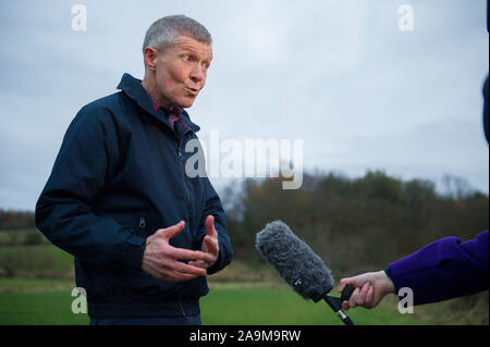 Glasgow, Royaume-Uni. 16 novembre 2019. Sur la photo : Willie Rennie MSP - Leader du Parti Libéral Démocrate écossais. Leader des libéraux démocrates écossais Willie Rennie visite le centre de fauconnerie à Cluny pour mettre en lumière la menace Brexit pose sur l'environnement et de la biodiversité. Crédit : Colin Fisher/Alamy Live News Banque D'Images