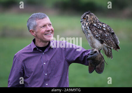 Glasgow, Royaume-Uni. 16 novembre 2019. Sur la photo : Willie Rennie MSP - Leader du Parti Libéral Démocrate écossais, qui posent avec le Sage hibou. Leader des libéraux démocrates écossais Willie Rennie visite le centre de fauconnerie à Cluny pour mettre en lumière la menace Brexit pose sur l'environnement et de la biodiversité. Crédit : Colin Fisher/Alamy Live News Banque D'Images