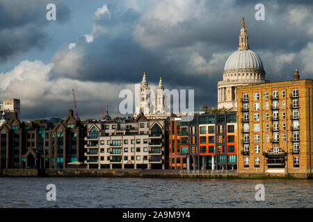 La Cathédrale St Paul vu derrière les bâtiments de la rivière vu de Southwark Bridge Banque D'Images