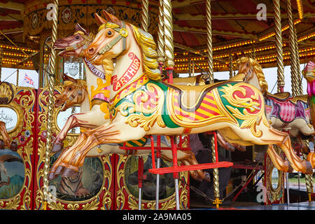 Arthur le cheval au galop sur le galop des chevaux ride à la foire Banque D'Images