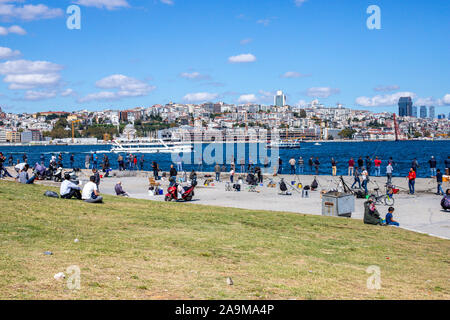 Istanbul, Turquie - 22 septembre 2019 : les amateurs de pêche à la capture de poissons du Bosphore. De nombreux poissons migrateurs traversant le Bosphore. Banque D'Images