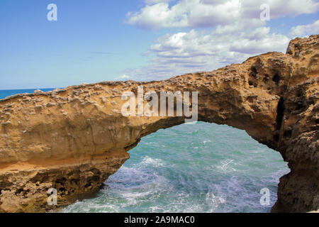 Arche naturelle à Biarritz, Pyrénées-Atlantiques, France, en été. Banque D'Images