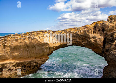 Arche naturelle à Biarritz, Pyrénées-Atlantiques, France, en été. Banque D'Images