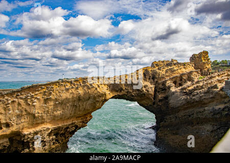 Arche naturelle à Biarritz, Pyrénées-Atlantiques, France, en été. Banque D'Images