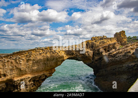 Arche naturelle à Biarritz, Pyrénées-Atlantiques, France, en été. Banque D'Images