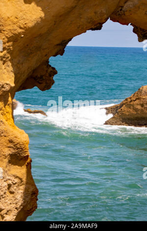 Arche naturelle à Biarritz, Pyrénées-Atlantiques, France, en été. Banque D'Images