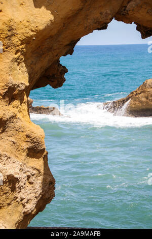 Arche naturelle à Biarritz, Pyrénées-Atlantiques, France, en été. Banque D'Images