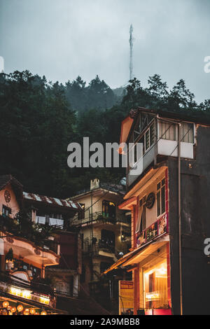 Sapa, Vietnam - 13 octobre 2019 : de grands bâtiments traditionnels asiatiques au bas d'une colline avec des arbres et un mât communiation dans l'arrière-plan Banque D'Images