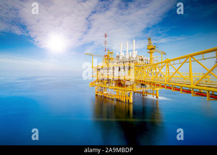 Grande plate-forme de forage en mer dans le golfe au coucher du soleil Banque D'Images