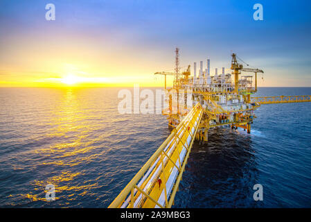 Grande plate-forme de forage en mer dans le golfe au coucher du soleil Banque D'Images