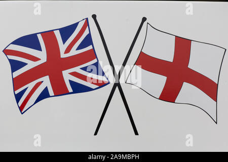 St Georges et drapeau Union Jack sur un bâtiment Banque D'Images