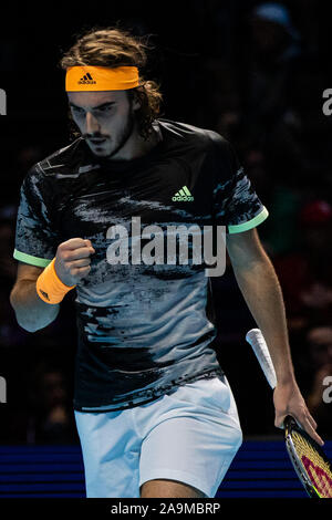 Londres, Royaume-Uni. 16 Nov, 2019. Stefanos de Tsitsipas la Grèce joue contre Roger Federer en demi-finale de la Suisse pendant la journée sur sept des Nitto ATP World Tour finals à l'O2 Arena le 16 novembre 2019 à Londres, en Angleterre. Agence Photo crédit : indépendante/Alamy Live News Banque D'Images