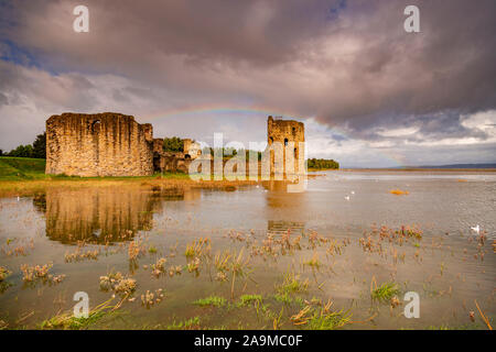 Château de silex et rainbow à marée haute sur la côte nord du Pays de Galles Banque D'Images
