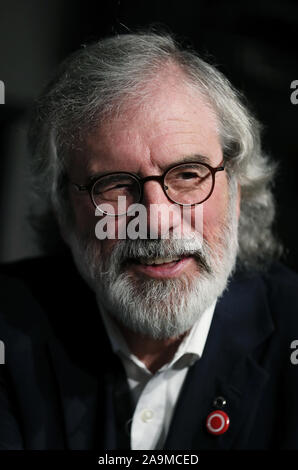 L'ancien leader du Sinn Fein Gerry Adams à son livre au cours de la signature du parti ard fheis, (conférence annuelle) au Forum du millénaire à Londonderry. Banque D'Images