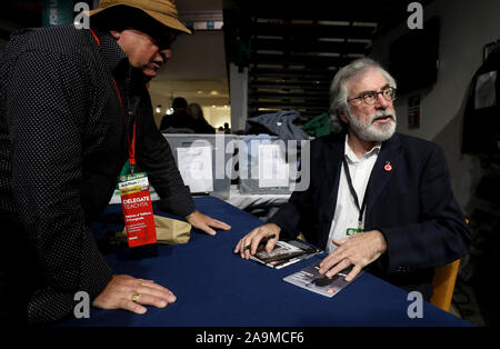 L'ancien leader du Sinn Fein Gerry Adams à son livre au cours de la signature du parti ard fheis, (conférence annuelle) au Forum du millénaire à Londonderry. Banque D'Images