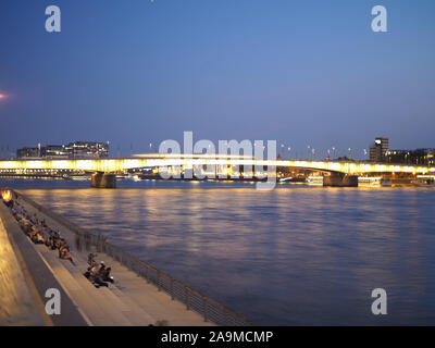 KOELN, ALLEMAGNE - circa 2019 AOÛT : Deutzer Bruecke (le pont de Deutz) sur la rivière Rhein Banque D'Images