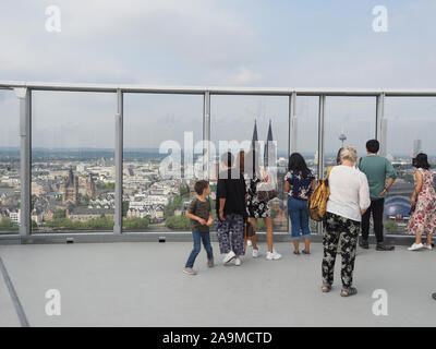 KOELN, ALLEMAGNE - circa 2019 Août : Les gens sur Koelntriangle visites gratte-ciel plate-forme regarder Banque D'Images