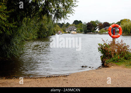 Baie paisible sur la rivière Bure, Norfolk, Angleterre, avec bouée Banque D'Images