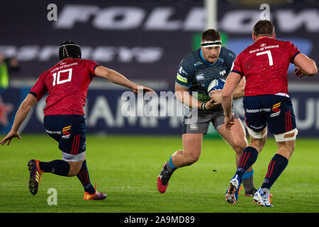 Swansea, Royaume-Uni. 16 novembre, 2019. Les balbuzards prop Rhodri Jones sur l'attaque dans les Ospreys v Munster Heineken Cup Rugby Match des Champions. Credit : Gruffydd Ll. Thomas/Alamy Live News Banque D'Images