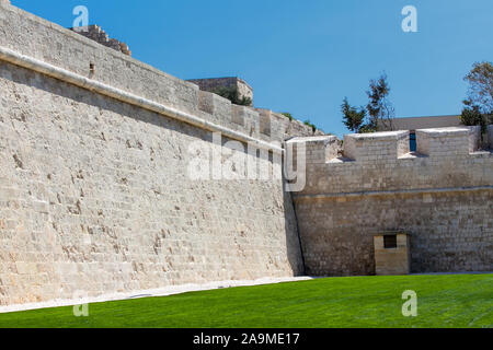 Le bastion, récemment restauré, murs qui entourent la ville médiévale de Mdina à Malte Banque D'Images