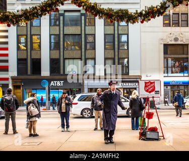 NEW YORK CITY - 7 décembre 2018 : travailleur de l'Armée du Salut pour les dons à l'extérieur de cloches sonne à la Pennsylvania Station à New York City à vacances de Noël s Banque D'Images