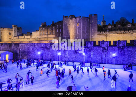 Tour de Londres, Londres, Royaume-Uni, 16 novembre 2019. Les gens apprécient le début de l'atmosphère de fête, le patinage et l'arrière-plan dramatique sur la soirée d'ouverture et appuyez sur week-end de la Tour de Londres à la patinoire, dans le domaine de l'historique château et sa forteresse au coeur de la ville de Londres. La patinoire est ouverte de Nov 16 à Mai 05. Credit : Imageplotter/Alamy Live News Banque D'Images