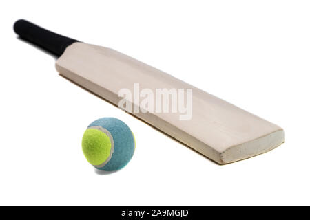 Close-up of Cricket Ball et bat isolé sur fond blanc Banque D'Images