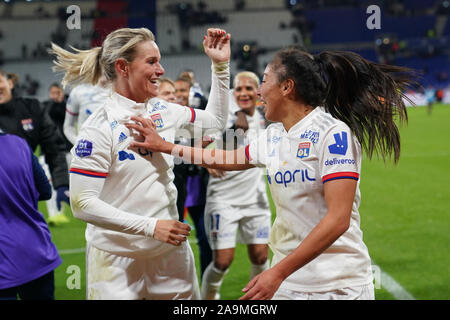 LYON, FRANCE - Le 16 novembre : Selma Bacha et Amandine Henry de l'Olympique Lyonnais célèbrent leur victoire sur Paris Saint-Germain au cours de la Division 1 Féminine match de football entre l'Olympique Lyonnais et le Paris Saint Germain au stade de Groupama le 16 novembre 2019 à Lyon, France (photo de Daniela Porcelli/SPP) Banque D'Images