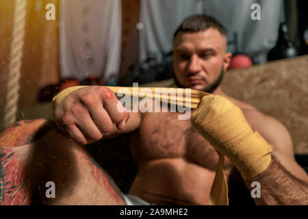 Homme à l'éolienne bandages de boxe Banque D'Images